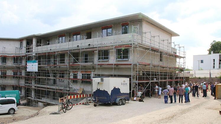 Für Handwerker, Anwohner und die künftigen Bewohner gab es ein kleines Fest auf der Baustelle.Foto: Ulrike Nauer