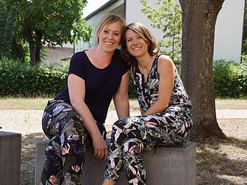 "Wir waren die Klassenmuttis", erklären Laura Zappe und Maria Bierlein (rechts). Mit über 30 haben sie sich für eine neue Ausbildung entschieden und freuen sich umso mehr über ihre Diplome - und die Freundschaft, die sie geschlossen haben. Foto: Sabine Weinbeer