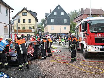 Bei der Feuerwehrgro&szlig;&uuml;bung in Mitwitz galt es f&uuml;r die Einsatzkr&auml;fte, unter anderem eine Person aus einem Auto zu retten. Herbert Fischer