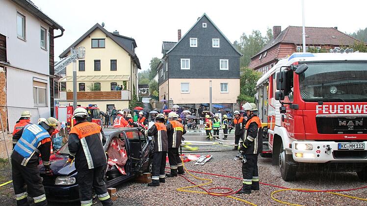 Bei der Feuerwehrgro&szlig;&uuml;bung in Mitwitz galt es f&uuml;r die Einsatzkr&auml;fte, unter anderem eine Person aus einem Auto zu retten. Herbert Fischer