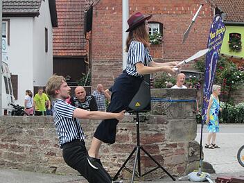 Das junge Jonglage-Duo "arcoiri" begeisterte die Zuschauer mit seinen Kunststücken.  Fotos: Winfried Ehling