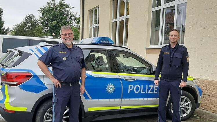Der Leiter der Polizeiinspektion Lichtenfels Erich Günther (links) und Sebastian Herrmann ziehen eine positive Bilanz zu den Einsätzen während der Corona-Krise. Foto: Corinna Tübel