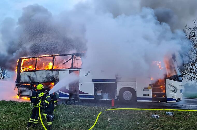 A70 bei Schweinfurt: Bus der Bamberger Symphoniker fällt Flammen zum Opfer - so erlebte der Intendant das Unglück