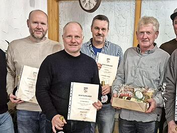 1. Vorsitzender Thomas Schweizer (links) ehrte Marco Schneider, Christoph Klement, Harald Diez (40 Jahre), Helmut Sch&uuml;ller (60 Jahre), Dirk Martin und Michael Reitelbach (25 Jahre) f&uuml;r ihre Vereinstreue.