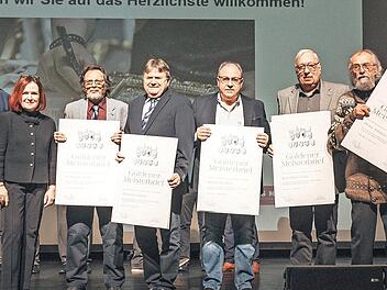 Aus den H&auml;nden von HWK-Pr&auml;sident Matthias Gra&szlig;mann konnten die Goldenen Meister Gerhard Abele, Thomas Bittruf, Stefan Heiden, Karl-Ernst Horn, Peter Johann Sch&uuml;tz, Stefan Reuther und J&uuml;rgen Kern ihre Urkunden in Empfang nehmen. Zu den Gratulanten ...