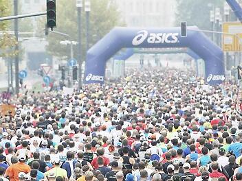 Vorne links läuft unser FT-Läufer. Nach dem Rennen ist er dann erst einmal untergetaucht.  Foto: BMW-Marathon