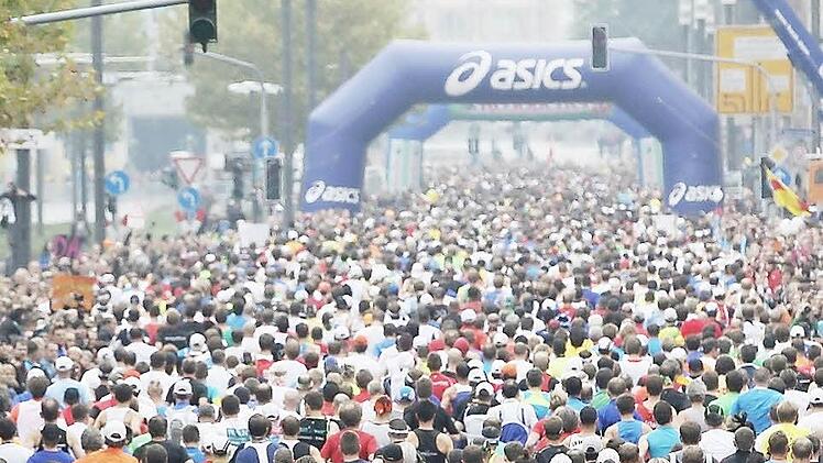 Vorne links läuft unser FT-Läufer. Nach dem Rennen ist er dann erst einmal untergetaucht.  Foto: BMW-Marathon