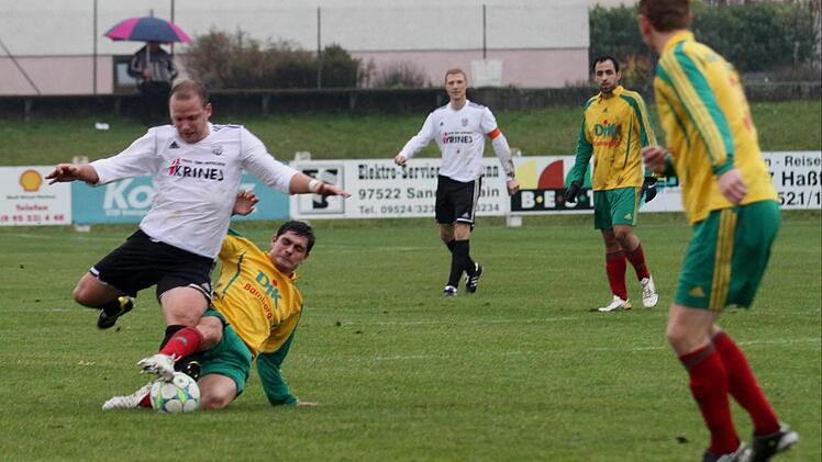 Von den Beinen wird hier der Sander Bernd Pankratz (links) geholt. Foto: Günther  Geiling