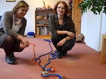 Mit bunten Seilen gelegte Lebensspuren erinnern an schöne und krisenhafte Momente in der Familie und machen Hoffnung für die Zukunft, erklären Evelyn Flohr-Schmitt  und Waltraud Stubenhofer von der Gruppe "Nova".  Foto: Pat Christ