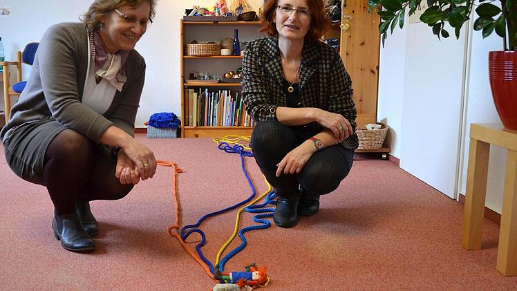 Mit bunten Seilen gelegte Lebensspuren erinnern an schöne und krisenhafte Momente in der Familie und machen Hoffnung für die Zukunft, erklären Evelyn Flohr-Schmitt  und Waltraud Stubenhofer von der Gruppe "Nova".  Foto: Pat Christ