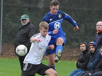 Konsequente Defensivarbeit: Nico Limpert (rechts) vom FC 06 Bad Kissingen lässt gegen Timo Wehner (SV Euerbach/Kützberg) nichts anbrennen. Foto: Hopf