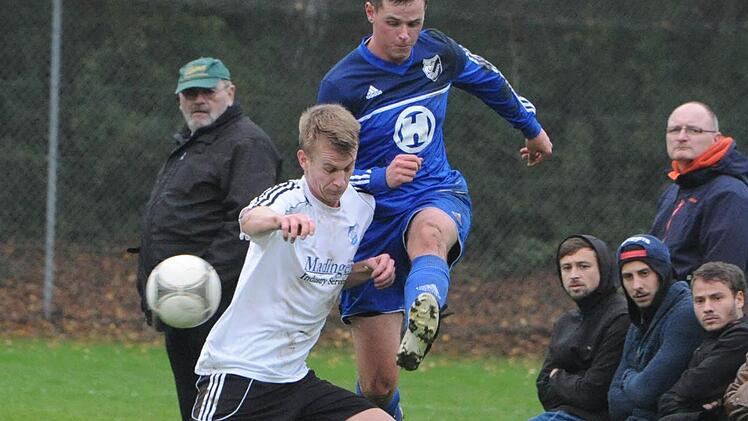 Konsequente Defensivarbeit: Nico Limpert (rechts) vom FC 06 Bad Kissingen lässt gegen Timo Wehner (SV Euerbach/Kützberg) nichts anbrennen. Foto: Hopf