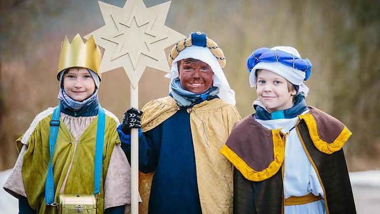 Finn (7), Janne (9) und Nick (8) starten in Dörfles zu ihrer Tour.