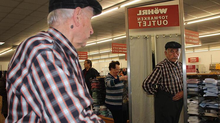 Man(n) gönnt sich ja sonst nichts: Auch Herren wurden angelockt bei der Eröffnung des Wöhrl-Outlets in Forchheim.  Foto: Andreas Oswald