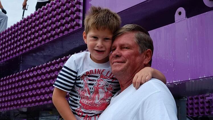 Enkel Nico will wie Opa Siggi später auch Rieseneräder aufbauen.