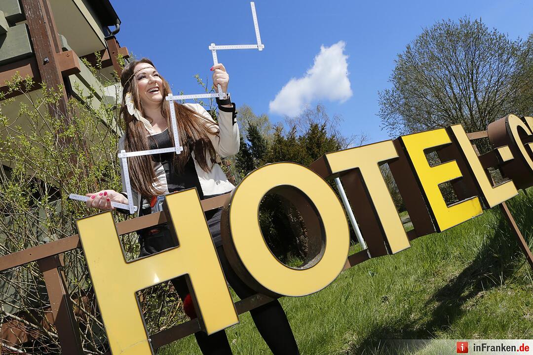 Angie Katze eröffnet Schlagerhotel