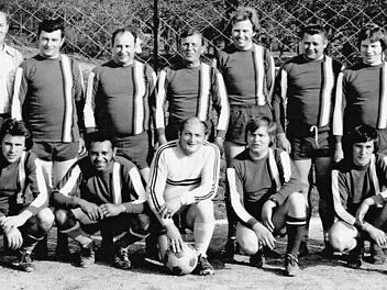 Die Gründungself, stehend von links: Franz Tuba, Alfred Zuber (Trainer), Hilmar Kaiser, Edwin Treubert, Willy Klebrig, Walter Büttner, Hilmar Kneuer, Willibald Hümmer, Josef Büttner und kniend von links: Ottmar Büttner, Leo Lunz, Helmuth Bayer, Dieter Wilhelm, Michael Warmuth.  Foto: Chronik SV Gemeinfeld