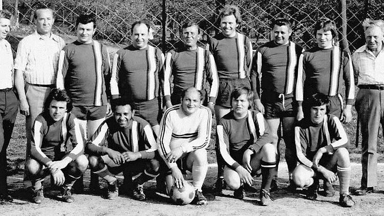 Die Gründungself, stehend von links: Franz Tuba, Alfred Zuber (Trainer), Hilmar Kaiser, Edwin Treubert, Willy Klebrig, Walter Büttner, Hilmar Kneuer, Willibald Hümmer, Josef Büttner und kniend von links: Ottmar Büttner, Leo Lunz, Helmuth Bayer, Dieter Wilhelm, Michael Warmuth.  Foto: Chronik SV Gemeinfeld