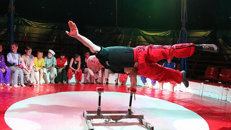 Zwischendurch führen die Übungsleiter den Kindern während der Zirkuswochen ihr Können vor. Die meiste Zeit geht es jedoch darum, dass die Kinder ihre Fähigkeiten in der Manege zeigen können. Fotos: Leonid Lunart (Bethäuser)/Ralf Ruppert