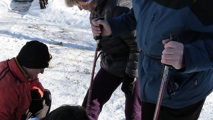 Beim Anziehen der Schneeschuhe gibt es Hilfe. Foto: Werner Reißaus