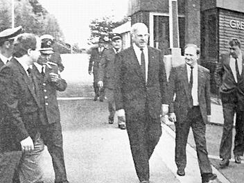 "Dass ein Besuch Coburgs und des Coburger Landes trotz der grenznahen Lage ein Besuch "mitten in Europa" ist, unterstrich Bundeskanzler Helmut Kohl durch seine Visite am Grenzübergang Rottenbach im Anschluss an den Empfang im Rathaus. Begleitet wurde er vom Bundestagsabgeordneten Otto Regenspurger." So lautete damals die Bildunterschrift. Einer der Zöllner erinnerte sich später, dass der Kanzler einen überraschend weichen Händedruck gehabt habe. Repros: Simone Bastian
