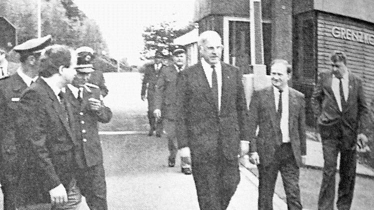 "Dass ein Besuch Coburgs und des Coburger Landes trotz der grenznahen Lage ein Besuch "mitten in Europa" ist, unterstrich Bundeskanzler Helmut Kohl durch seine Visite am Grenzübergang Rottenbach im Anschluss an den Empfang im Rathaus. Begleitet wurde er vom Bundestagsabgeordneten Otto Regenspurger." So lautete damals die Bildunterschrift. Einer der Zöllner erinnerte sich später, dass der Kanzler einen überraschend weichen Händedruck gehabt habe. Repros: Simone Bastian
