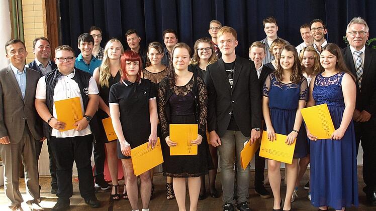 Der letzte Abschlussjahrgang an der Mittelschule Oberes Rodachtal stellt sich mit den Ehrengästen zum Gruppenbild.