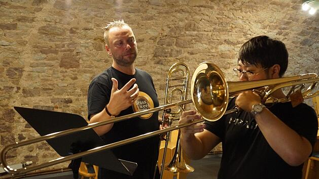 Edgar Manyak (links) leitet den Posaunenkurs. Foto: Arkadius Guzy