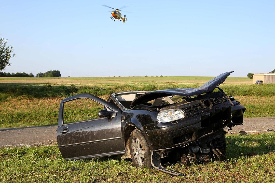 Schmerldorf: 20-Jähriger bei Unfall aus Auto geschleudert und schwerst verletzt