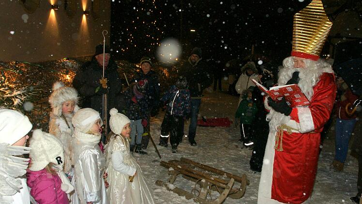 Der Nikolaus beschenkte die Kinder in Oberngrub. Foto: Joseph Beck