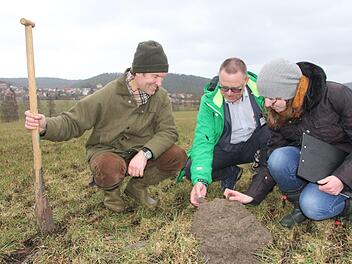 Für ihn Hubertus Freiherr von Künsberg (links) ist Gewässerschutz ein Anliegen. Mit im Bild: Klaus Schiffer-Weigand und Bernadette Ackermann vom Landwirtschaftsamt Veronika Schadeck
