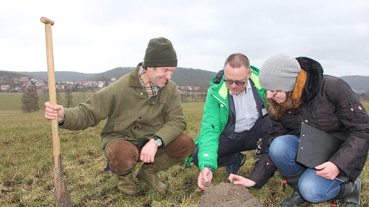 Für ihn Hubertus Freiherr von Künsberg (links) ist Gewässerschutz ein Anliegen. Mit im Bild: Klaus Schiffer-Weigand und Bernadette Ackermann vom Landwirtschaftsamt Veronika Schadeck