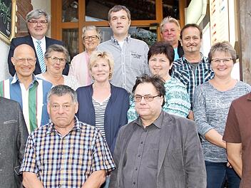Bürgermeister Helmut Fischer (untere Reihe links), BRK-Kreisgeschäftsführer Thomas Petrak und die stellvertretende BRK-Vorsitzende Rosemarie Göhring (obere Reihe von links) sprachen den Geehrten Dank und Anerkennung aus. Foto: Gerda Völk