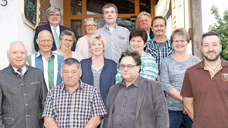 Bürgermeister Helmut Fischer (untere Reihe links), BRK-Kreisgeschäftsführer Thomas Petrak und die stellvertretende BRK-Vorsitzende Rosemarie Göhring (obere Reihe von links) sprachen den Geehrten Dank und Anerkennung aus. Foto: Gerda Völk