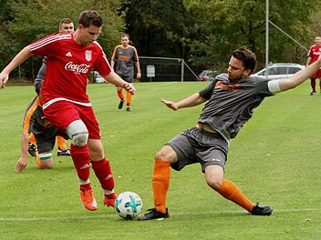 Diese Szene führte zum ersten Elfmeter, als der Knetzgauer Kapitän Dominik Baumann (rechts) den Stettfelder Christopher Hümmer (links) nur mit Foul stoppen kann. Der Stettfelder verwandelte diesen und auch den Strafstoß in der 90. Minute mit erfolgreichen Treffern. Günther Geiling