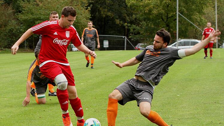 Diese Szene führte zum ersten Elfmeter, als der Knetzgauer Kapitän Dominik Baumann (rechts) den Stettfelder Christopher Hümmer (links) nur mit Foul stoppen kann. Der Stettfelder verwandelte diesen und auch den Strafstoß in der 90. Minute mit erfolgreichen Treffern. Günther Geiling