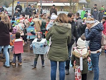 Am Ende sangen 116 Kinder auf dem Rathausplatz als Geschenk verpackt ein selbstgedichtetes Lied auf den Rewe-Markt. Fotos: Matthias Helfrich