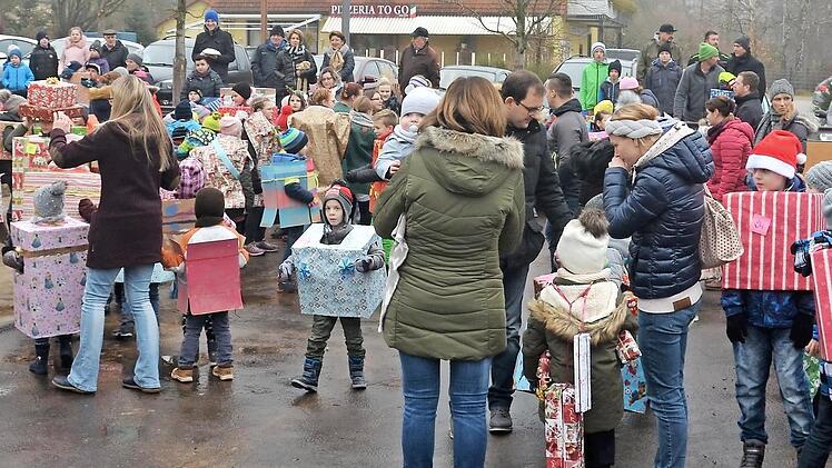 Am Ende sangen 116 Kinder auf dem Rathausplatz als Geschenk verpackt ein selbstgedichtetes Lied auf den Rewe-Markt. Fotos: Matthias Helfrich