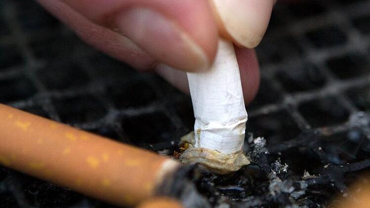 Eine Zigarette kam in Marktredwitz als Waffe zum Einsatz: Ein Sch&uuml;ler dr&uuml;ckte sie einem anderem Sch&uuml;ler im Nacken aus. Symbolbild: Andrea Warnecke, dpa