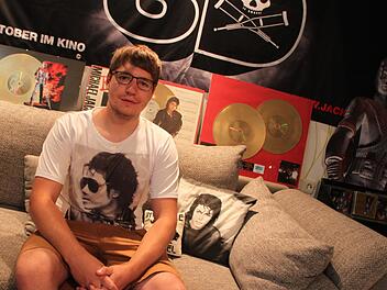 Robin Schuhmann aus Modlos sammelt alles, was er von Michael Jackson in die Hände bekommt. Foto: Ulrike Müller