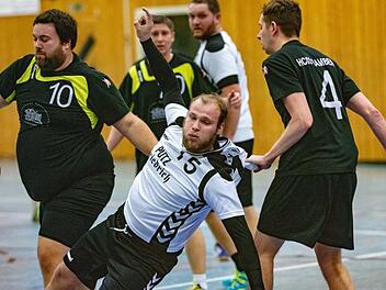 Mit drei Toren gehörte Pascal Böhmer (Nr. 5) zu den erfolgreichen Torschützen des TV Michelau gegen HC 03 Bamberg III.  Foto: Klaus Gagel