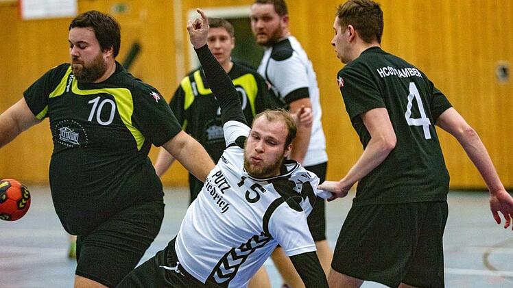 Mit drei Toren gehörte Pascal Böhmer (Nr. 5) zu den erfolgreichen Torschützen des TV Michelau gegen HC 03 Bamberg III.  Foto: Klaus Gagel