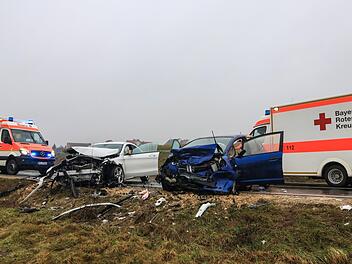 Auf der B22 im Landkreis Bamberg ereignete sich am Mittwoch ein schwerer Unfall. Hierbei erlitt ein Autofahrer schwere Verletzungen. Foto: News5/Merzbach