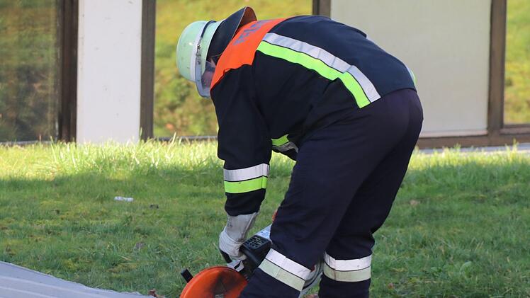Mit schwerem Gerät beseitigte die Feuerwehr Ebern die Schäden.