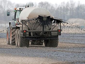 Bekanntes Bild auch im Landkreis Bad Kissingen: Ein Landwirt bringt Gülle aufs Feld.  Foto: Ingo Wagner/dpa
