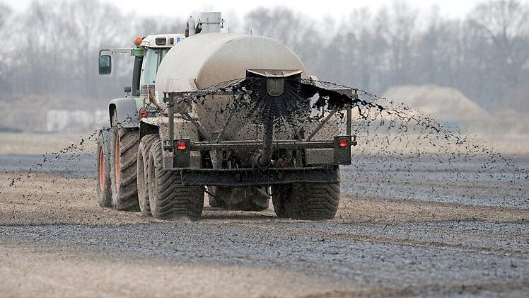 Bekanntes Bild auch im Landkreis Bad Kissingen: Ein Landwirt bringt Gülle aufs Feld.  Foto: Ingo Wagner/dpa