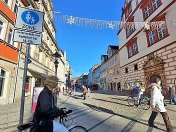 Immer wieder sausen auch tags&uuml;ber Radler durch die "Spit" - obwohl sie das erst ab 18 Uhr d&uuml;rfen.