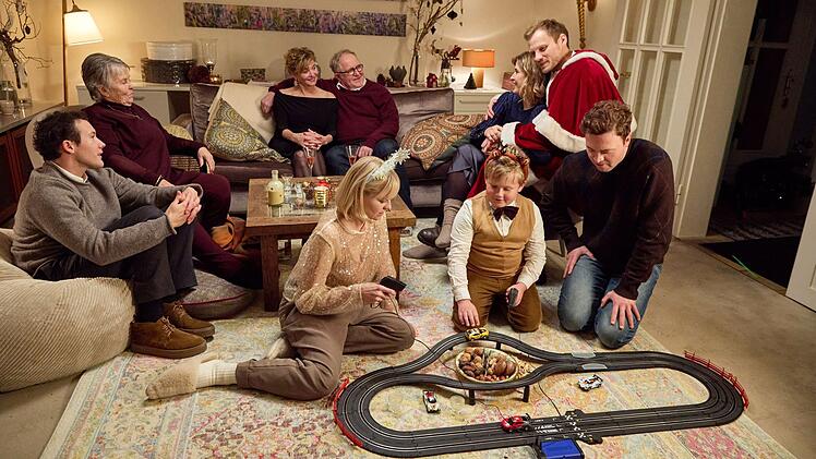 Aufgrund eines Heizungsausfalls müssen Familie Ritter und Familie Bartels eng zusammenrücken.