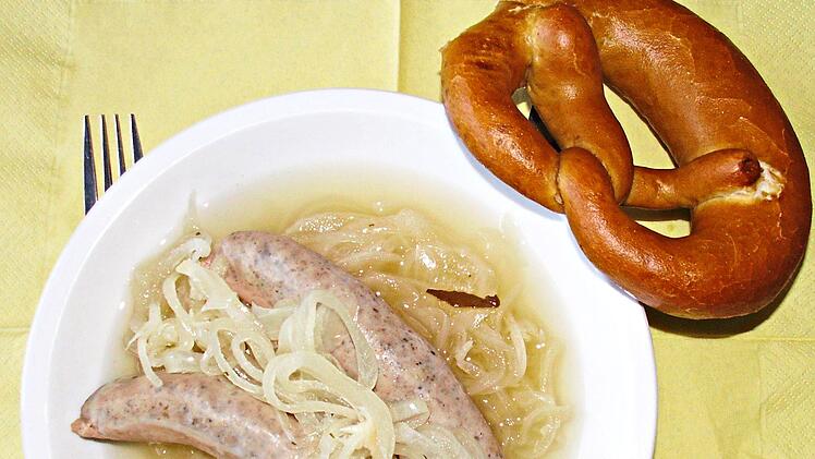 Der Essigsud mit Zwiebeln verleiht den Blauen Zipfeln ihre F&auml;rbung.Gruenes Wuersterl