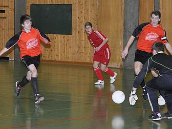 Für die Endrunde der A-Junioren haben sich auch die JFG Rodachgrund (schwarze Trikots) und der TSV Weißenbrunn qualifiziert. In der Vorrunde setzte sich der TSV mit 2:0 durch. Foto: Herbert Kalb
